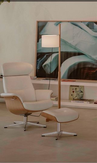 Sillón relax piel blanco y roble + Reposapiés