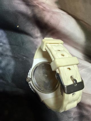 Reloj de pulsera blanco y negro