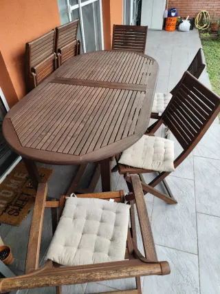 Mesa y sillas de jardín de madera