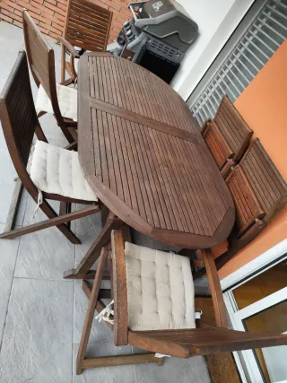 Mesa y sillas de jardín de madera
