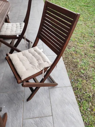 Mesa y sillas de jardín de madera