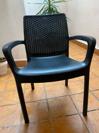Silla de terraza negra con cojín blanco