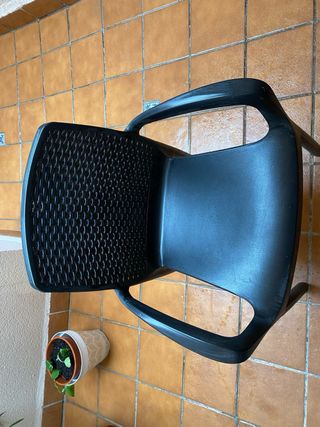 Silla de terraza negra con cojín blanco