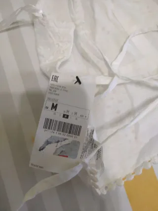 Top blanco bordado con tiras