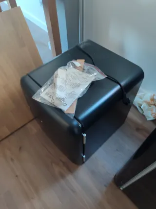 Nevera pequeña 48L negra. Puerta reversible.