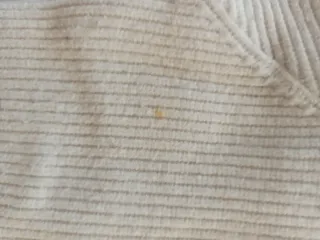 Pullover bianco con bottoni dorati