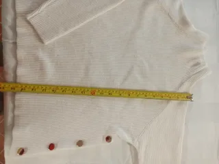 Pullover bianco con bottoni dorati