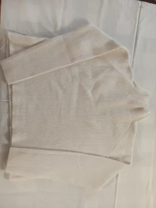 Pullover bianco con bottoni dorati