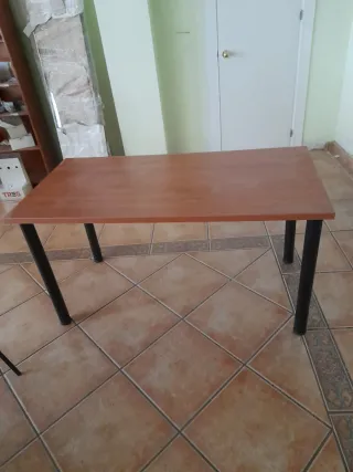 Mesa de madera y metal