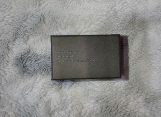 Pendientes mariposa plateados con piedrecitas.