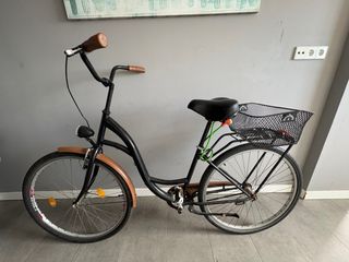 Bicicleta de paseo negra con cesta