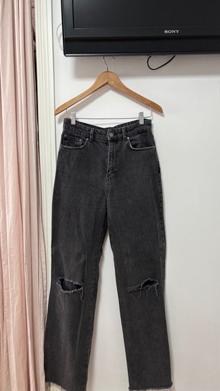 Pantalones vaqueros grises rasgados