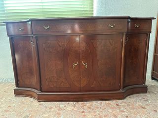 Aparador de madera con 4 puertas