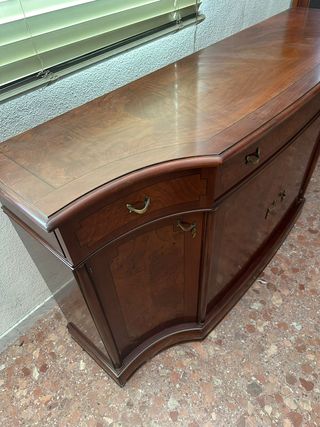 Aparador de madera con 4 puertas