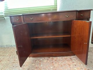 Aparador de madera con 4 puertas