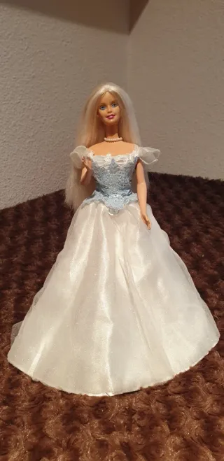 Muñeca Barbie Novia Vestido Blanco y Azul.