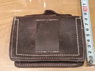 Monedero artesanal de cuero marrón