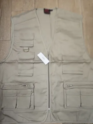 Chaleco beige con múltiples bolsillos