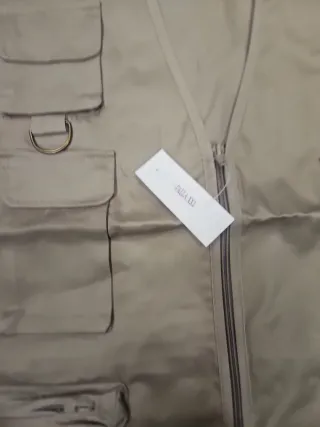 Chaleco beige con múltiples bolsillos