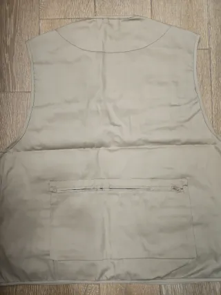 Chaleco beige con múltiples bolsillos