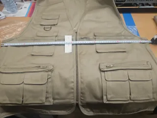 Chaleco beige con múltiples bolsillos