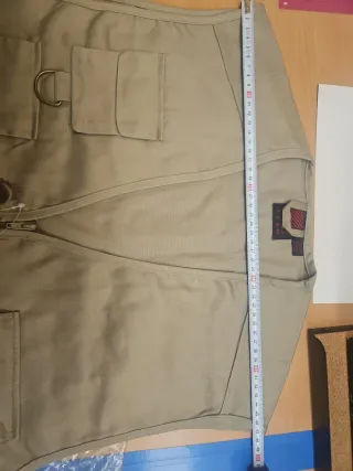 Chaleco beige con múltiples bolsillos