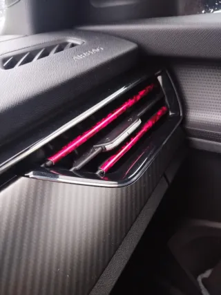 Decoración interior coche tiras rojas