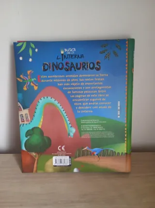 Busca con la linterna dinosaurios
