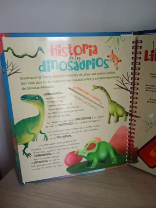 Busca con la linterna dinosaurios