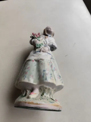 Figura porcelana Mujer Fallera con flores