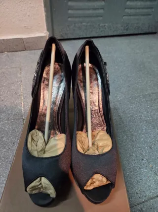 Zapatos negros con tachuelas