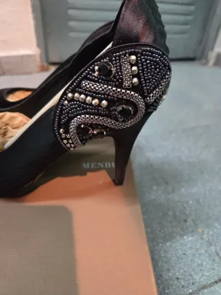 Zapatos negros con tachuelas