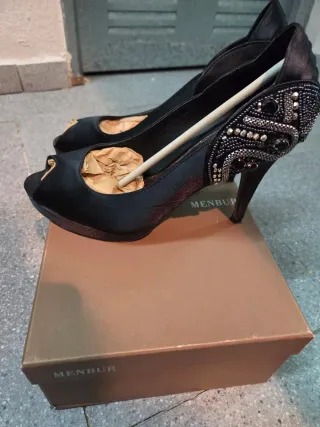 Zapatos negros con tachuelas