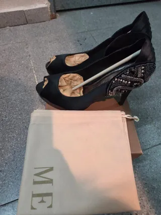 Zapatos negros con tachuelas