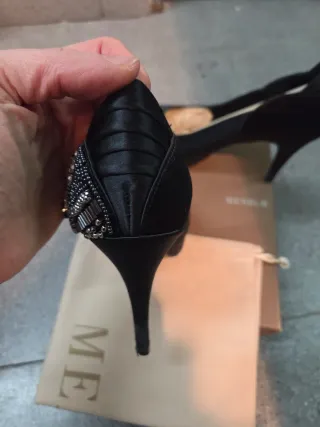 Zapatos negros con tachuelas