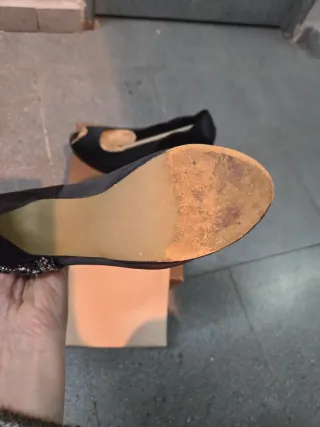 Zapatos negros con tachuelas