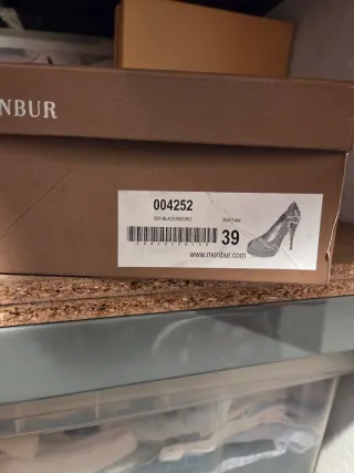 Zapatos negros con tachuelas