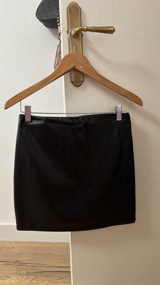 Falda negra corta cuero