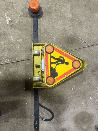 Señal de obras abatible para maquinaria