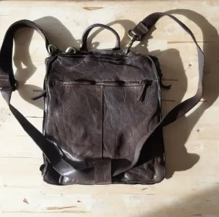 Mochila de piel auténtica marca Privata.