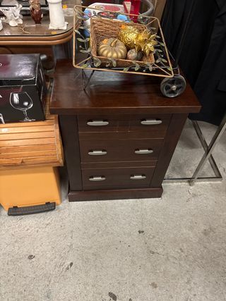 Mesita de noche 3 cajones madera oscura