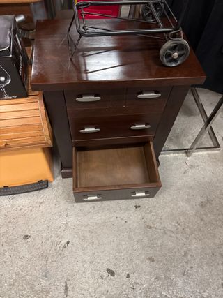 Mesita de noche 3 cajones madera oscura