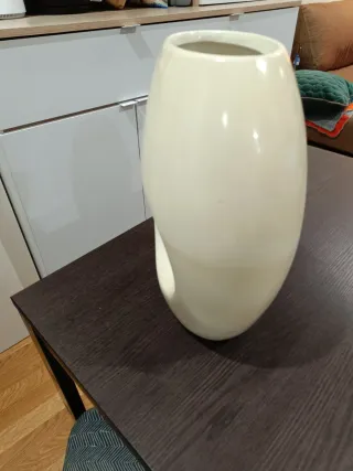 Jarrón diseño curvo beige cerámica