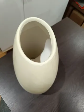 Jarrón diseño curvo beige cerámica