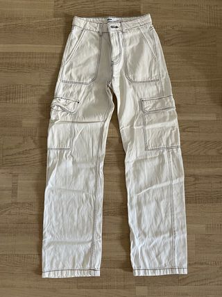 Pantalón cargo Bershka blanco con pespuntes