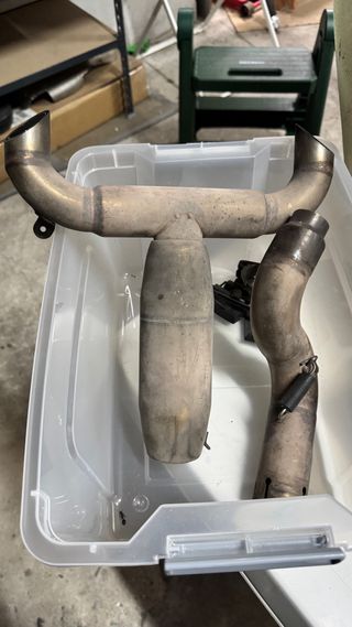 Suzuki GSR 600 Escape Completo