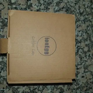 Taza de cerámica roja y blanca