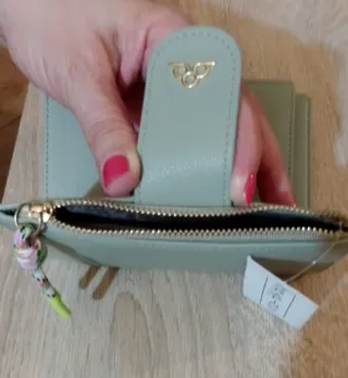 Cartera de mano verde con detalles dorados