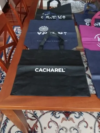Seis bolsas plastificadas de varias marcas.