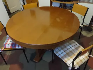 Tavolo rotondo in legno.